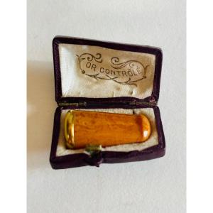 Amber And Gold Cigarette Holder. 